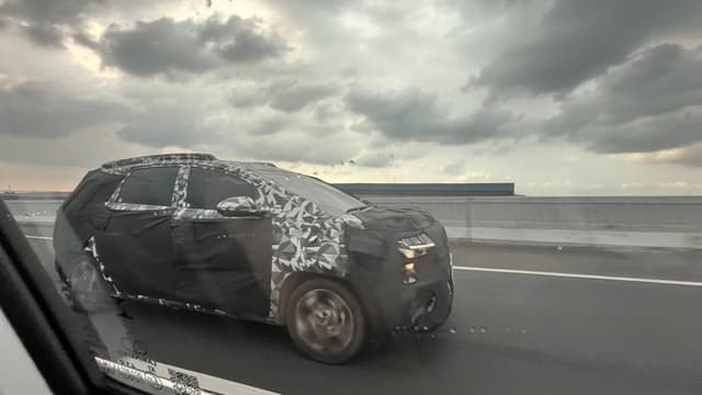 Muncul Mobil Berkamuflase di Tol MBZ, Diduga Hyundai Stargazer Terbaru