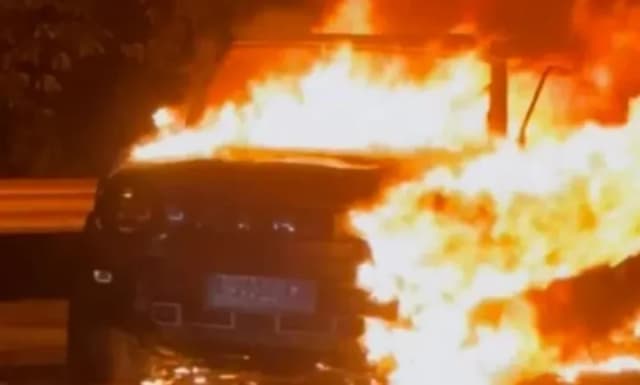 BMW dan Jetour T2 Kebut-Kebutan, Nabrak dan Terbakar!