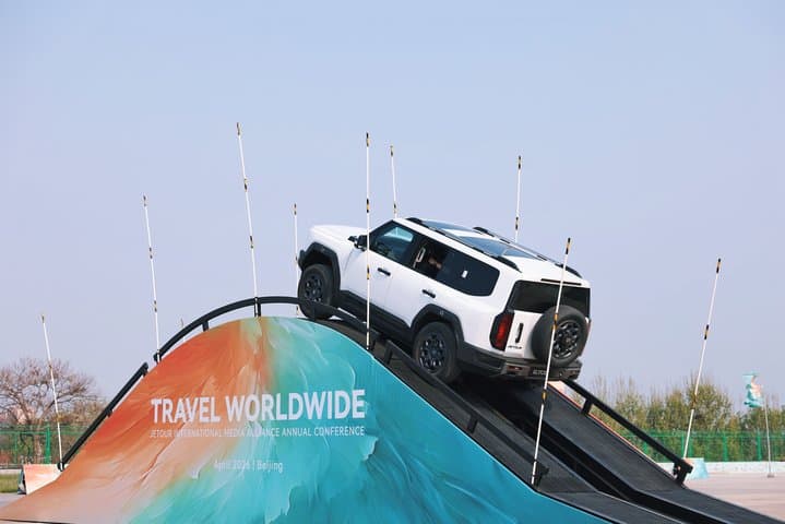Dua Mobil Baru Jetour Diuji Coba Ekstrem Sebelum Sampai ke Indonesia