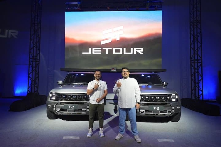 Jetour T2 Pamer 'Otot' Angkat Big Screen Seberat Ratusan Kilogram!