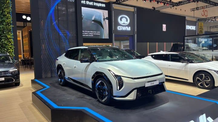 Mobil Listrik KIA EV4 Muncul di GIIAS 2025, Tampangnya Futuristis