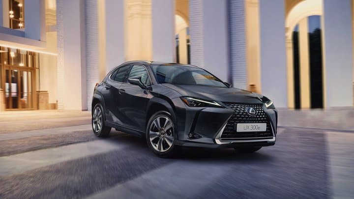 Buntut Pernyataan Sahroni, Lexus UX 300e Hancur Diamuk Massa
