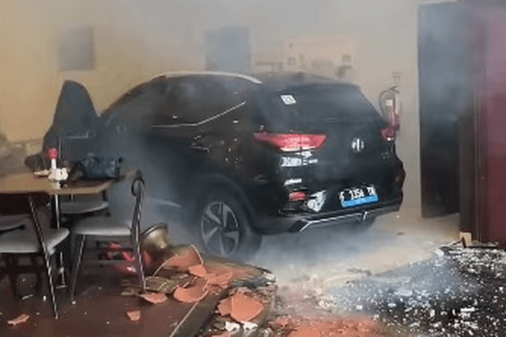 MG ZS Seruduk Lobi Hotel, Waspadai Torsi Instan Mobil Listrik!