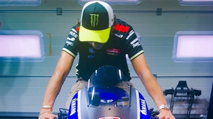 Valentino Rossi Ikutan Nyobain Motor Baru Yamaha Bermesin V4