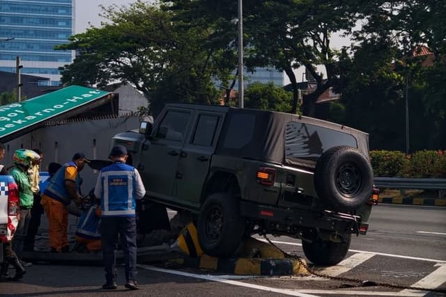 Pindad Maung Unjuk Kekuatan: Beton Pembatas Roboh, Tiang Rambu Rubuh