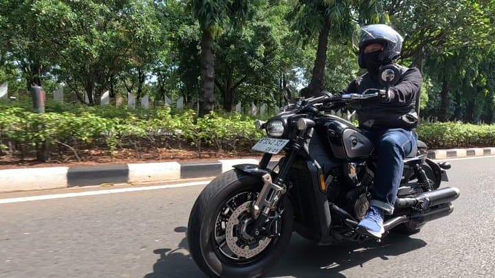 Review QJMotor SRV 600V: Cruiser Mesin V4 Torsinya Ngejambak!