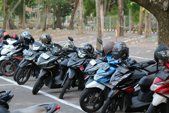 Pajak Kendaraan Jabar 2026 Tak Naik, Pelat Kuning Turun 30 Persen
