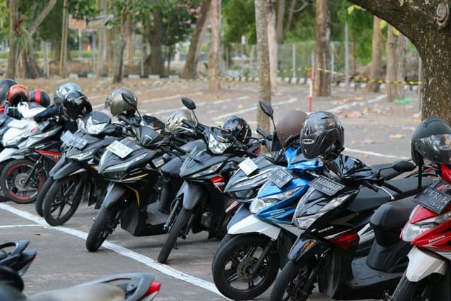 Pajak Kendaraan Jabar 2026 Tak Naik, Pelat Kuning Turun 30 Persen
