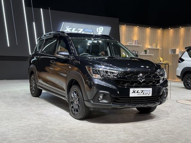 Suzuki Resmi Luncurkan XL7 Hybrid Alpha Kuro Seharga Rp312 Juta