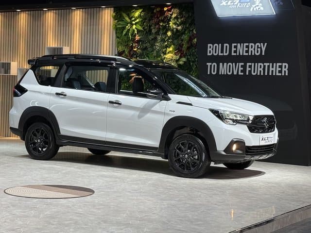 Beda Harga Tiga Pilihan Warna Suzuki XL7 Hybrid Alpha Kuro