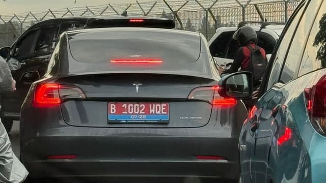 Viral Tesla Pelat Merah  Muncul di Tangsel, Asal-Usulnya Dipertanyakan