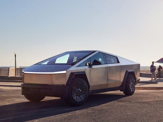 Viral Tesla Cybertruck Jalan Pakai Patwal, Nyalinya Gede Juga
