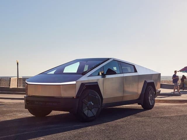 Viral Tesla Cybertruck Jalan Pakai Patwal, Nyalinya Gede Juga

