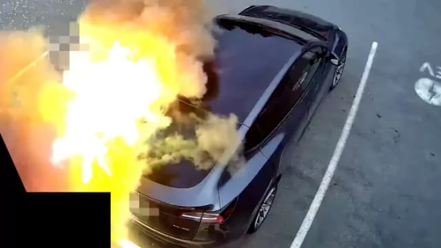 Tesla Meledak Saat Ngecas Gak Pakai Adaptor Charger Resmi