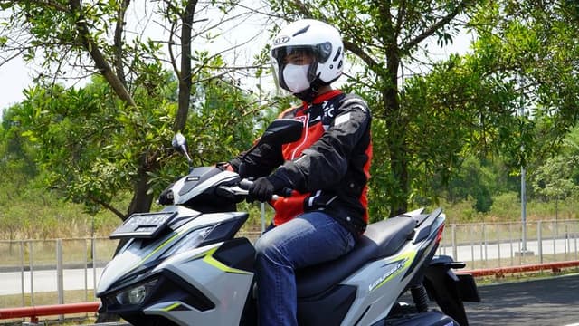 4 Tips Berkendara Aman Saat Hujan Abu Vulkanik dan Asap