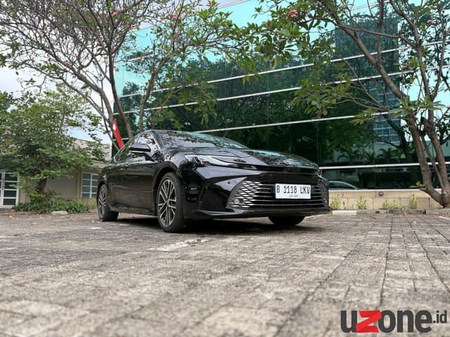 Review Toyota New Camry HEV: Sedan Mewah yang ‘Benci’ BBM
