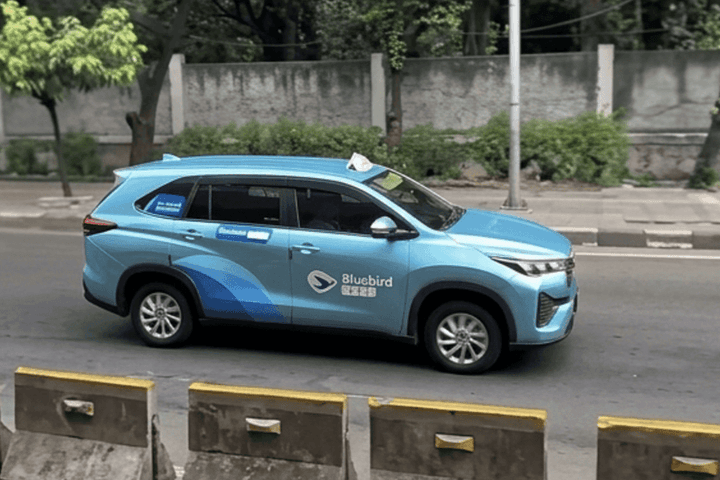 Mau Naik Toyota Kijang Innova Zenix? Cek Layanan Baru Bluebird Ini!