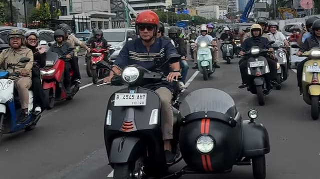 AHY Ngabuburit  Motoran Pakai Vespa, Ada Sespannya