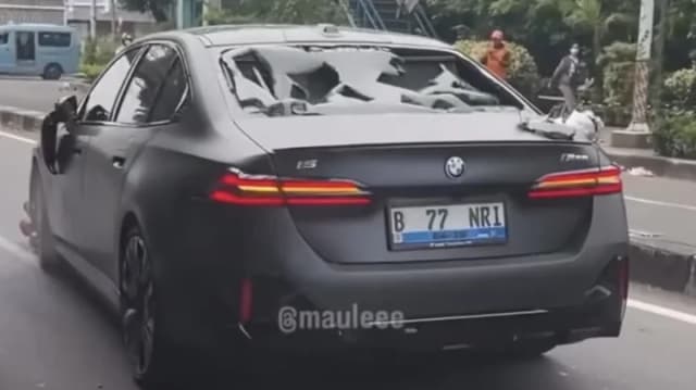 Spesifikasi BMW i5 yang Dirusak Massa Usai Dugaan Tabrak Ojol