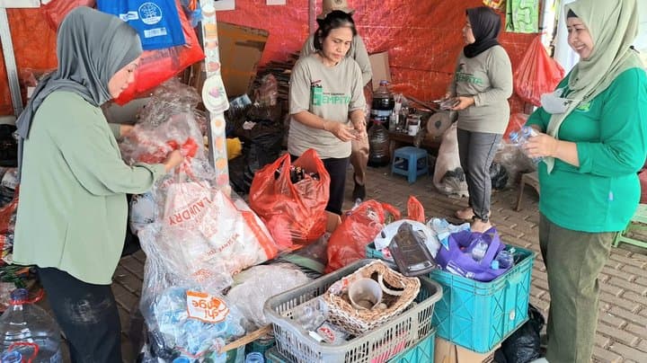 Modal Rp28,5 Juta, Warga Bekasi Bisa Olah Sampah Plastik Jadi BBM