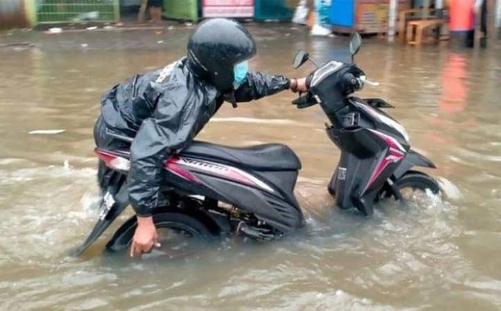 Cara Selamatkan Motor yang Terendam Banjir Biar Gak Turun Mesin