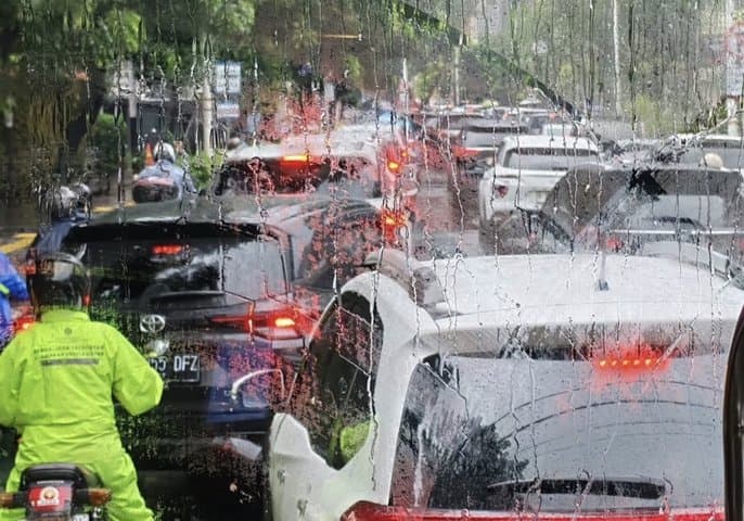 Titik Genangan di Jakarta: Tinggi Air Capai 50 Cm, Pengendara Waspada!
