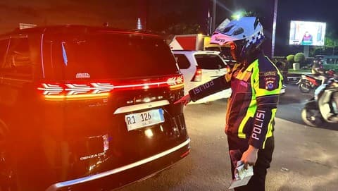 Bisa-Bisanya Denza Pakai Pelat Nomor RI 126, Langsung Kena Sanksi!