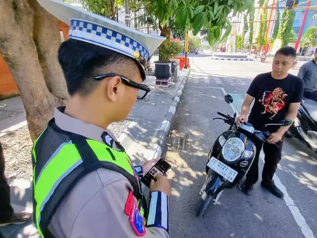 Polisi Mulai Pakai Kacamata Pintar untuk Tilang Pelanggar Lalin