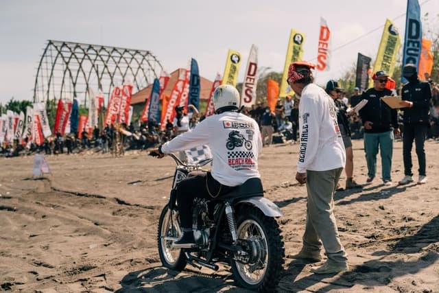 Oli IPONE Bikin Balapan Pantai di Ajang Custom War Bali 2025