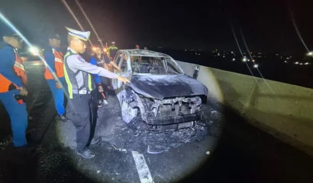 Innova Zenix Terbakar di Tol Gresik, Diduga Akibat Korsleting Lampu
