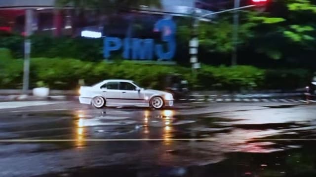 Polisi Kejar Pengemudi Mobil Viral yang <em>Drifting </em>di PIM 3