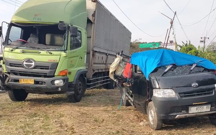 Truk vs Pikap Tabrakan, 13 Orang Tewas di Jalan Pantura