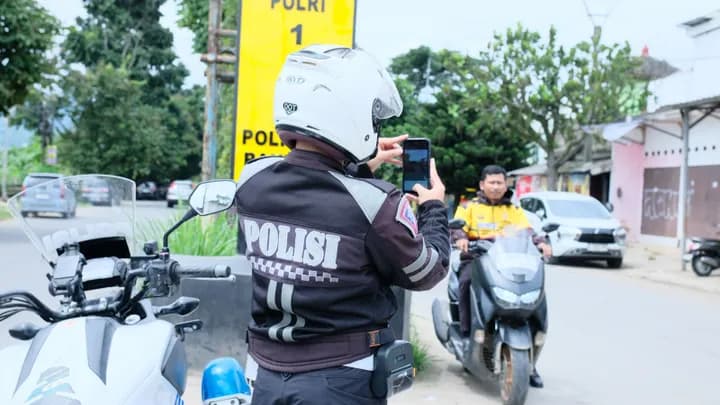Polisi Bisa Foto Pelanggar Lalu Lintas Pakai HP buat Tilang ETLE