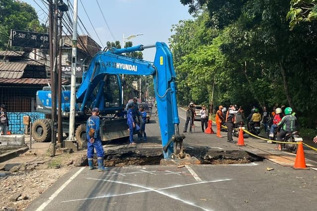 Jalan Lenteng Agung Ditutup Karena Perbaikan Amblas, Ini Alternatifnya