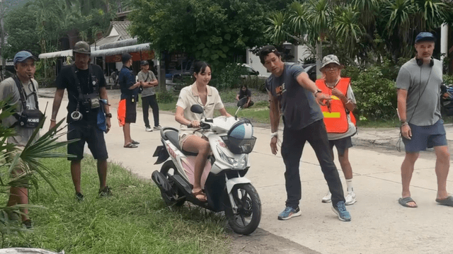 Sekelas Lisa BLACKPINK Mau Naik Honda BeAT Karbu!