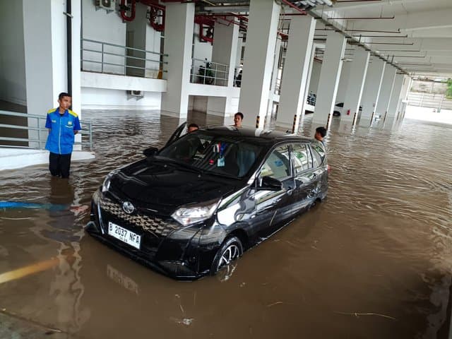 Sejumlah Risiko Kalau Mobil Nekat Terjang Banjir