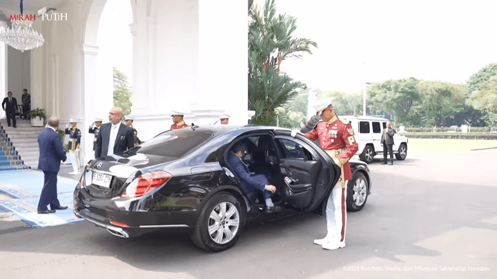 Adu Spesifikasi Pindad Maung Prabowo vs Mercedes-Benz Bill Gates