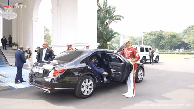 Adu Spesifikasi Pindad Maung Prabowo vs Mercedes-Benz Bill Gates