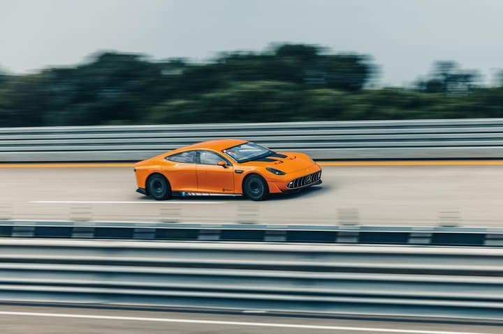 Mercedes-AMG dan Michelin 'Keliling Dunia' dengan Kecepatan 300 Kpj!