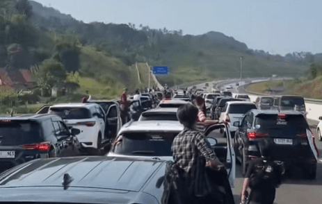Viral Rombongan Mobil Diesel Berhenti di Jalan Tol, Cek Aturannya
