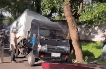 Mobil MBG Kecelakaan Lagi, Nyangkut di Pohon Sampai Boks Hampir Lepas