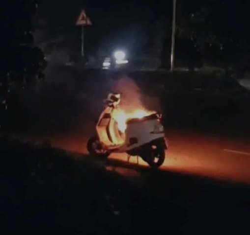 Sempat Mogok, Motor Listrik Ini Malah Terbakar Saat Coba Dinyalakan