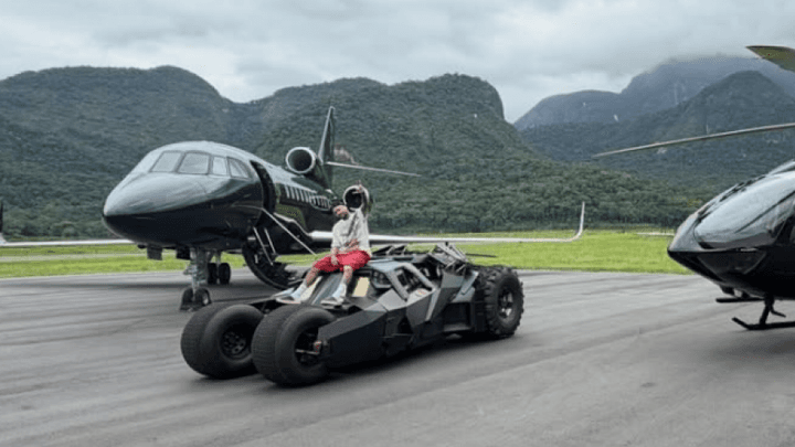 Lambo dan Ferrari Lewat, Neymar Punya Batmobile di Garasi Rumahnya