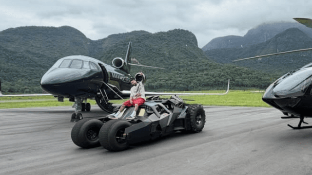 Lambo dan Ferrari Lewat, Neymar Punya Batmobile di Garasi Rumahnya