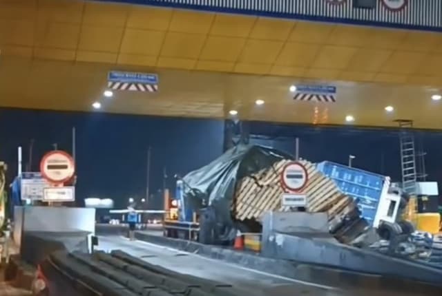 Lagi! Truk Tabrak Gerbang Tol Ciawi, Bukti Pemerintah Masih Abai ODOL
