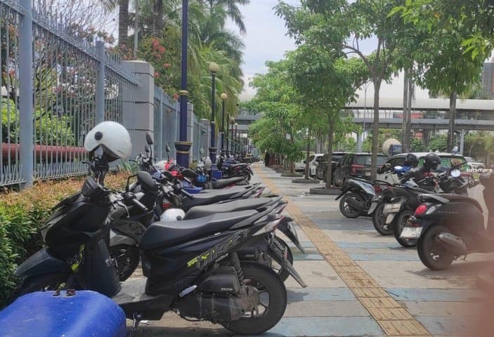 Korlantas Tindak Tegas Kendaraan Parkir di Trotoar, Didenda Rp250 Ribu