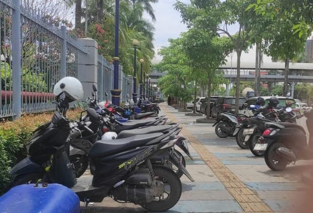 Korlantas Tindak Tegas Kendaraan Parkir di Trotoar, Didenda Rp250 Ribu