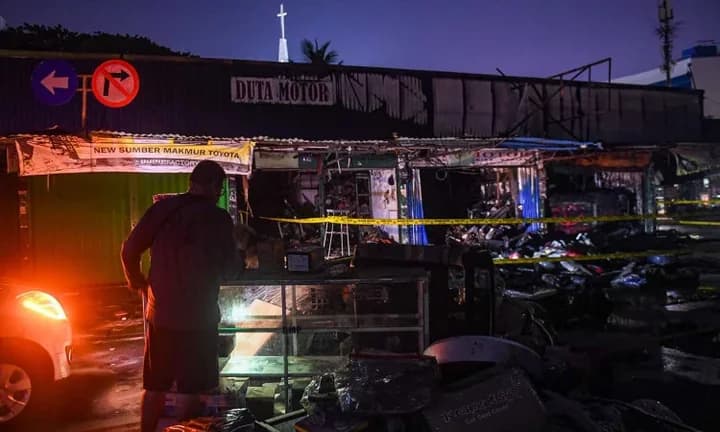 Pasar Mobil Kemayoran Terbakar, Puluhan Damkar Terjun ke Lokasi