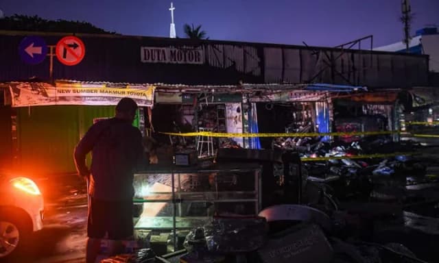 Pasar Mobil Kemayoran Terbakar, Puluhan Damkar Terjun ke Lokasi