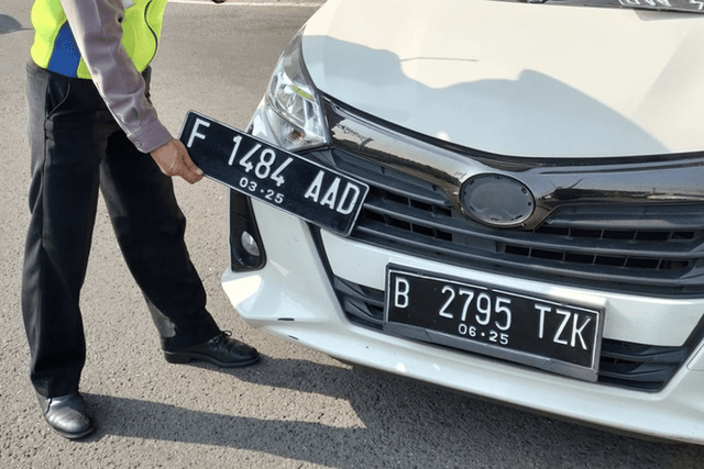 Pakai Pelat Palsu buat Hindari ETLE Bisa Dipenjara 6 Tahun, Masih Berani?